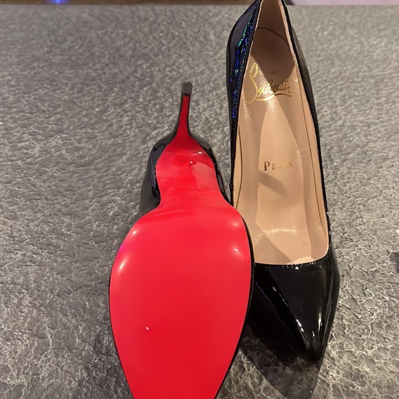 Black patent letter knock off Louboutin heels with red bottom. Size 38 - Picture 4 of 6
